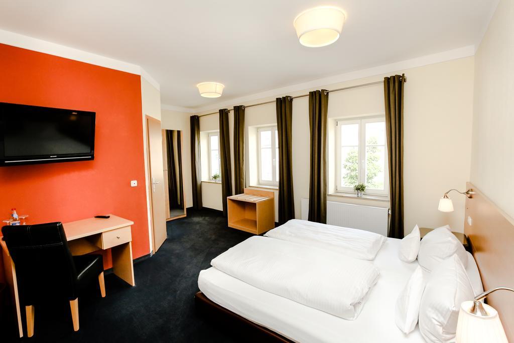 Hotel Krone Monheim  Zimmer foto